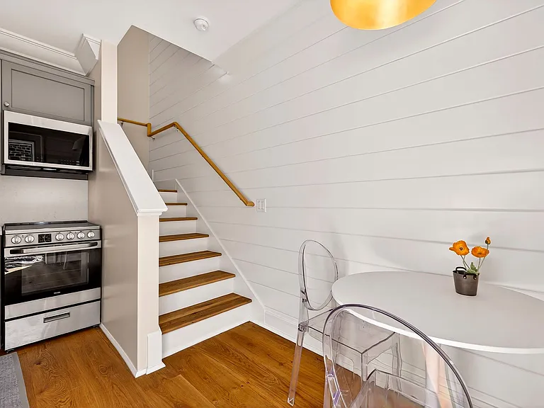 109 E Gordon Ln — Photo 1