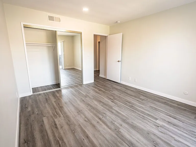 1635 North Martel Avenue — Photo 55