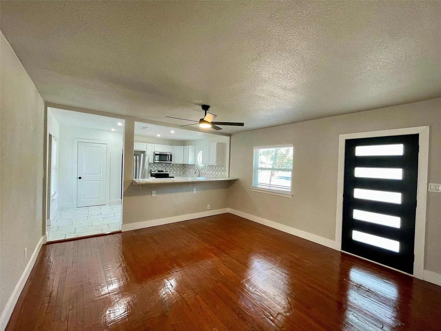 3 bed, 2.0 bath, 1705 sqft, $3,300 — Photo 4