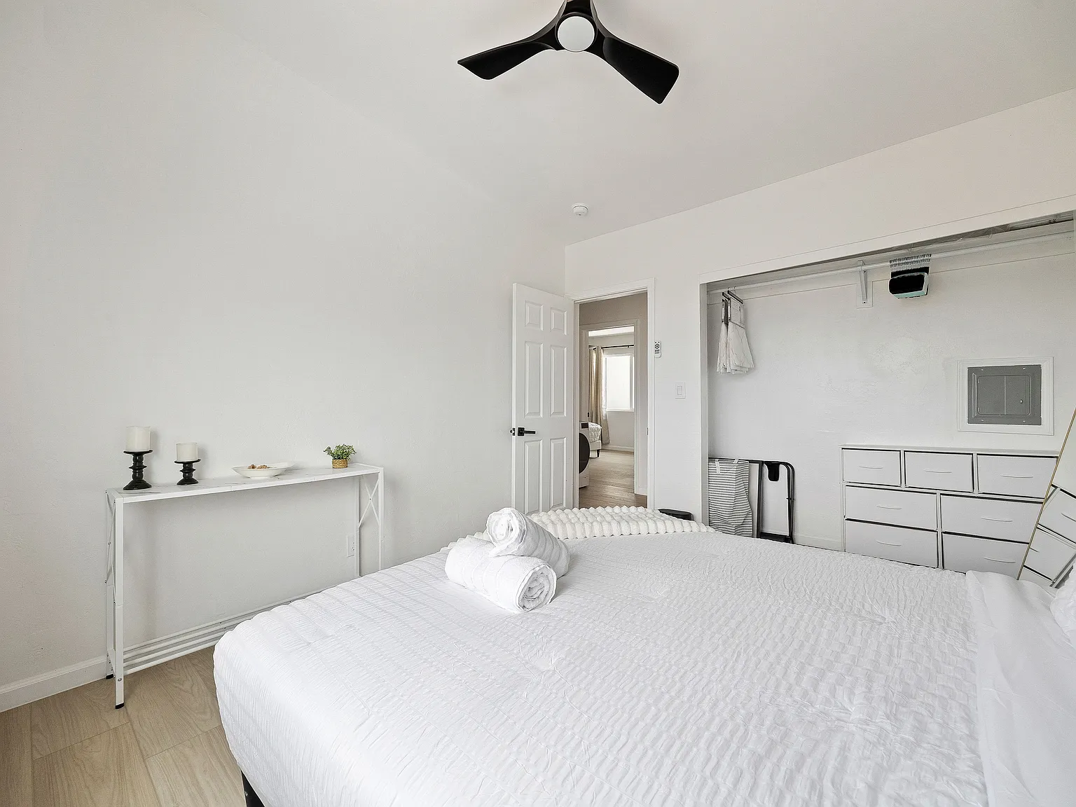 6 bed, 1863 sqft, $7,200 — Photo 3