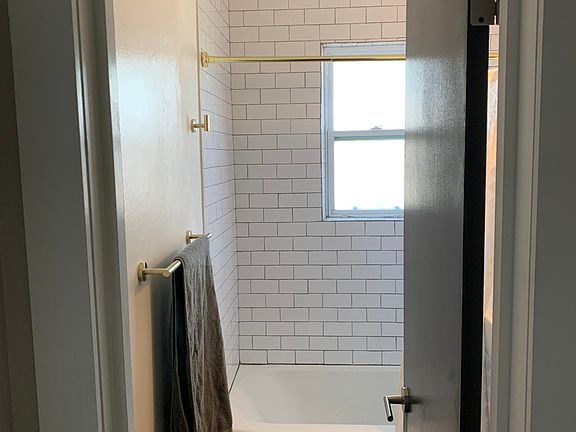 3rd image of 2733 Hermosa Dr NE