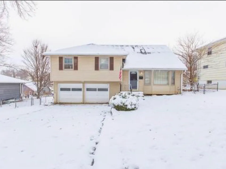3402 E 106th Ter