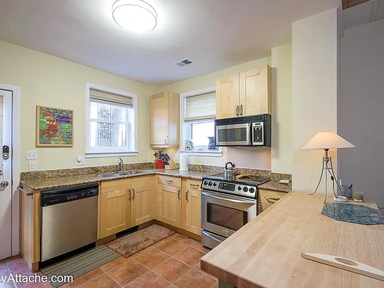 224 E St NE — Photo 8