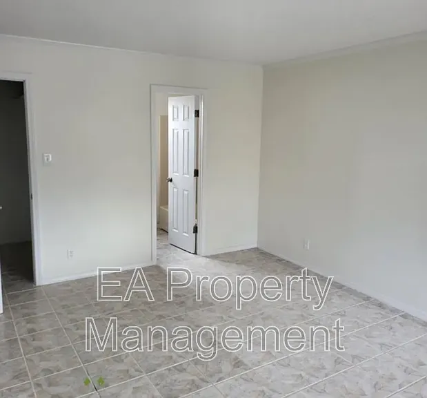 1220 Rosemont Ave NW — Photo 3