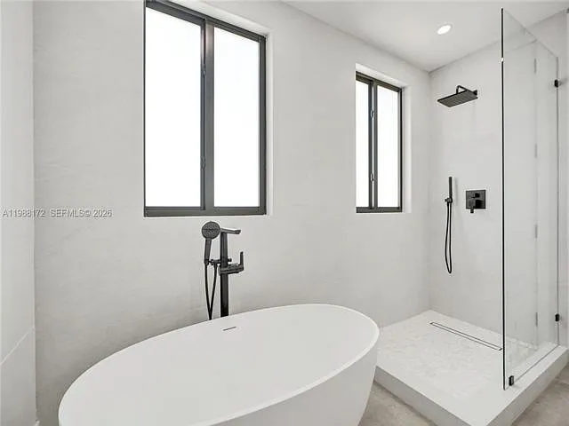 2421 SW 16th Ter — Photo 11