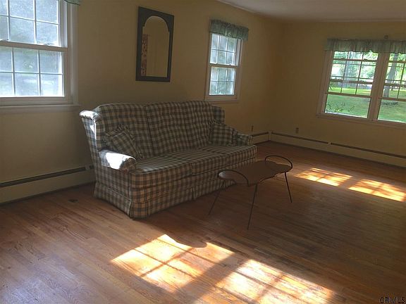 4th image of 2 Hickory Dr