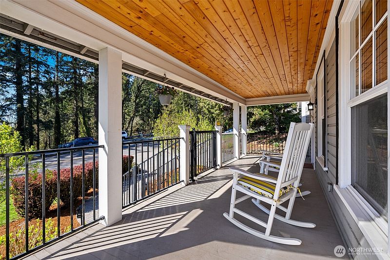 5th image of 602 NW 18th Loop