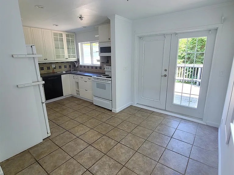 15439 Oxenham Ave — Photo 3