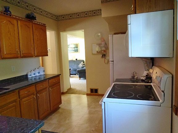 3rd image of 209 1st St NE