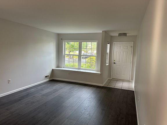 4th image of 64 Honey Locust Ln