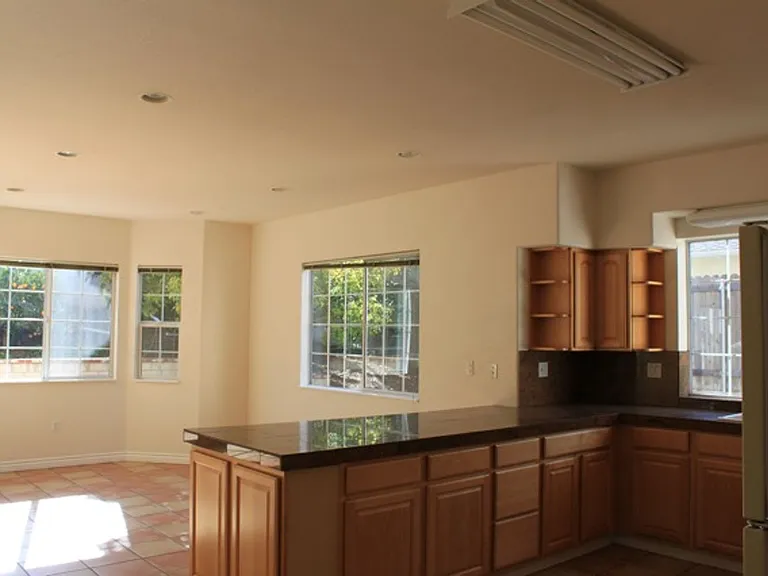 4527 Hollister Ave — Photo 4