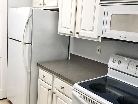 2nd image of 3732 Idlebrook 208 Cir