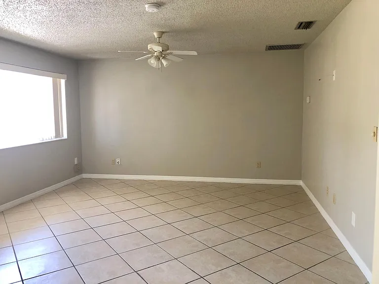 638 NE 15th Ct — Photo 3