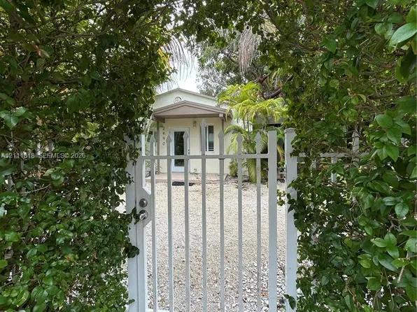 2490 NE 182nd St, North Miami Beach, FL 33160