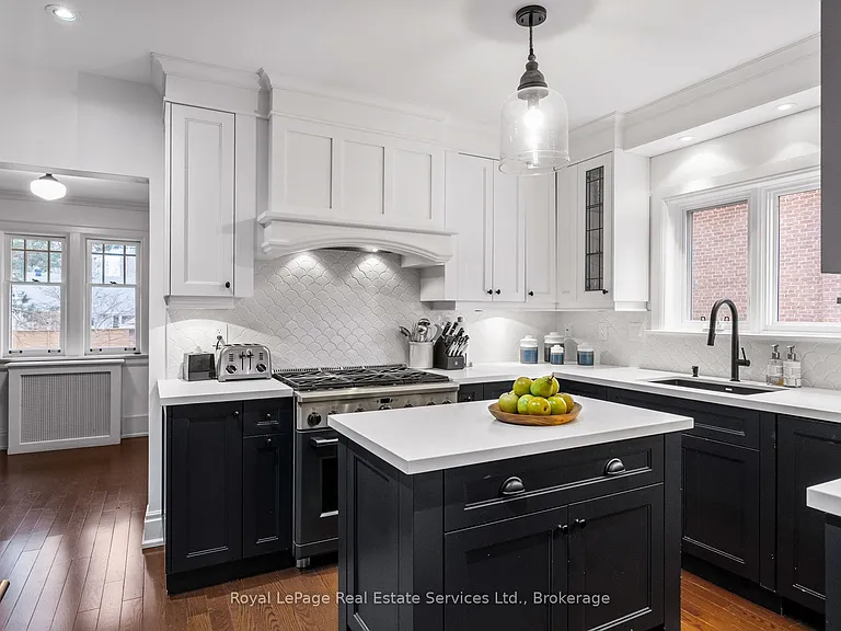 28 Thompson Ave — Photo 7