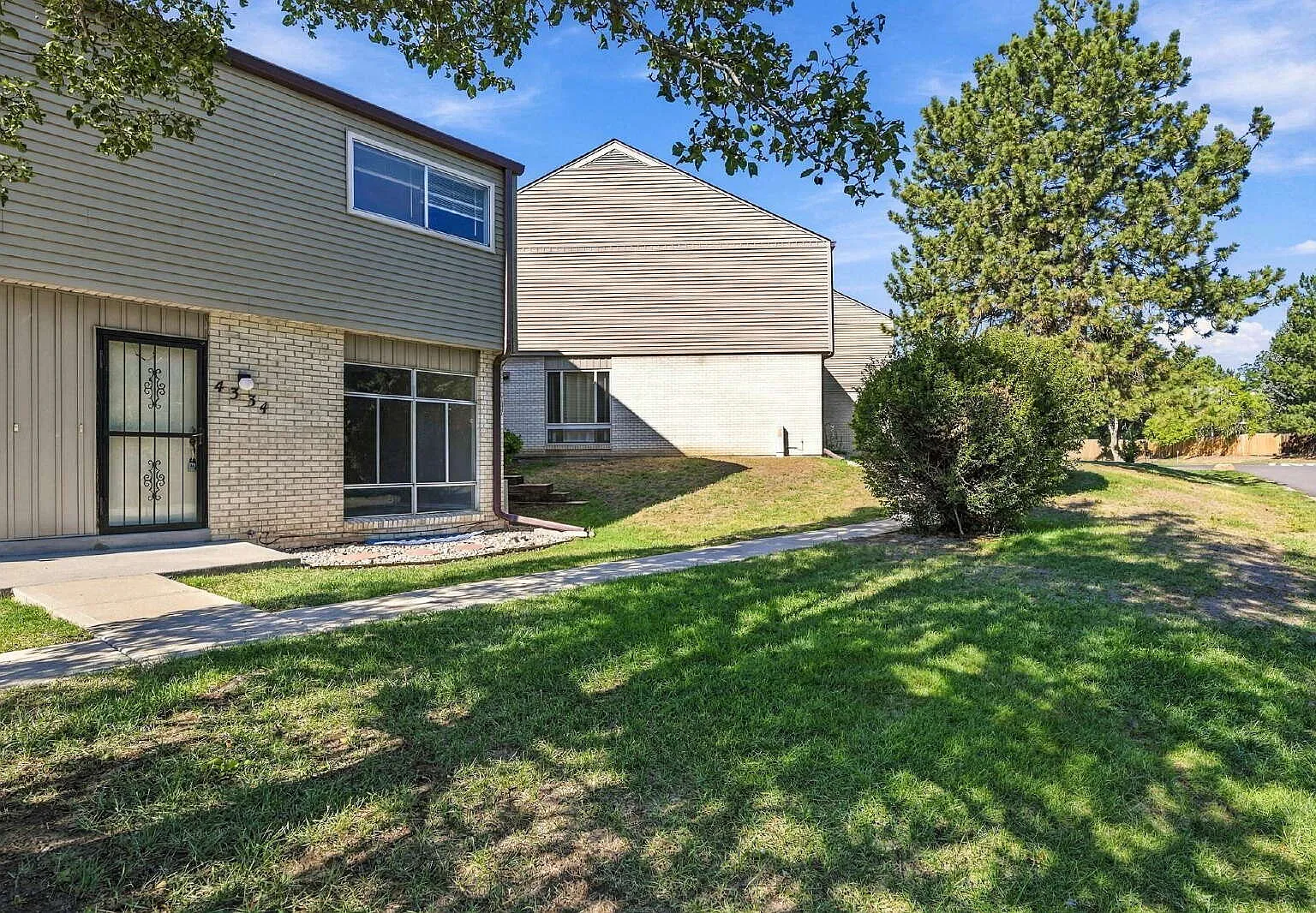 3 bed, 3.0 bath, 2065 sqft, $2,330 — Photo 2