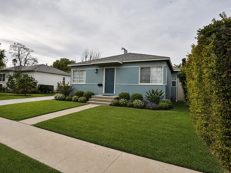 5907 Yarmouth Ave — Photo 1