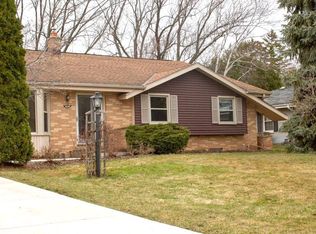 517 Alta Loma Dr, Mequon, WI 53092