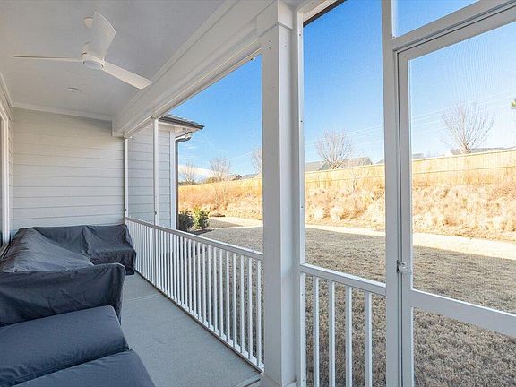 4th image of 712 Still Willow Ln