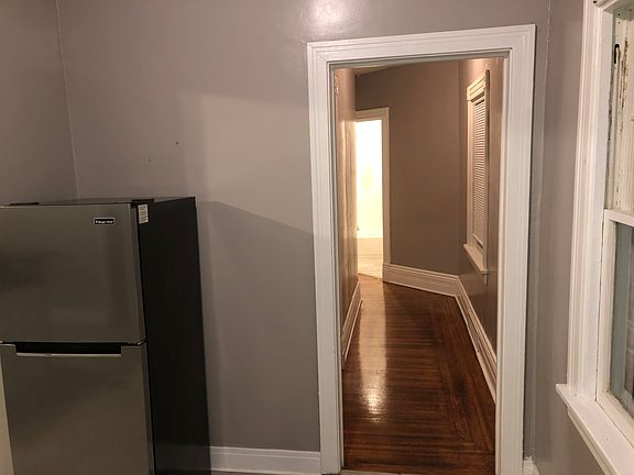 3rd image of 810 West Ave