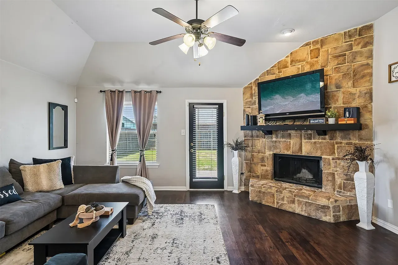 4 bed, 1942 sqft, $2,899 — Photo 3