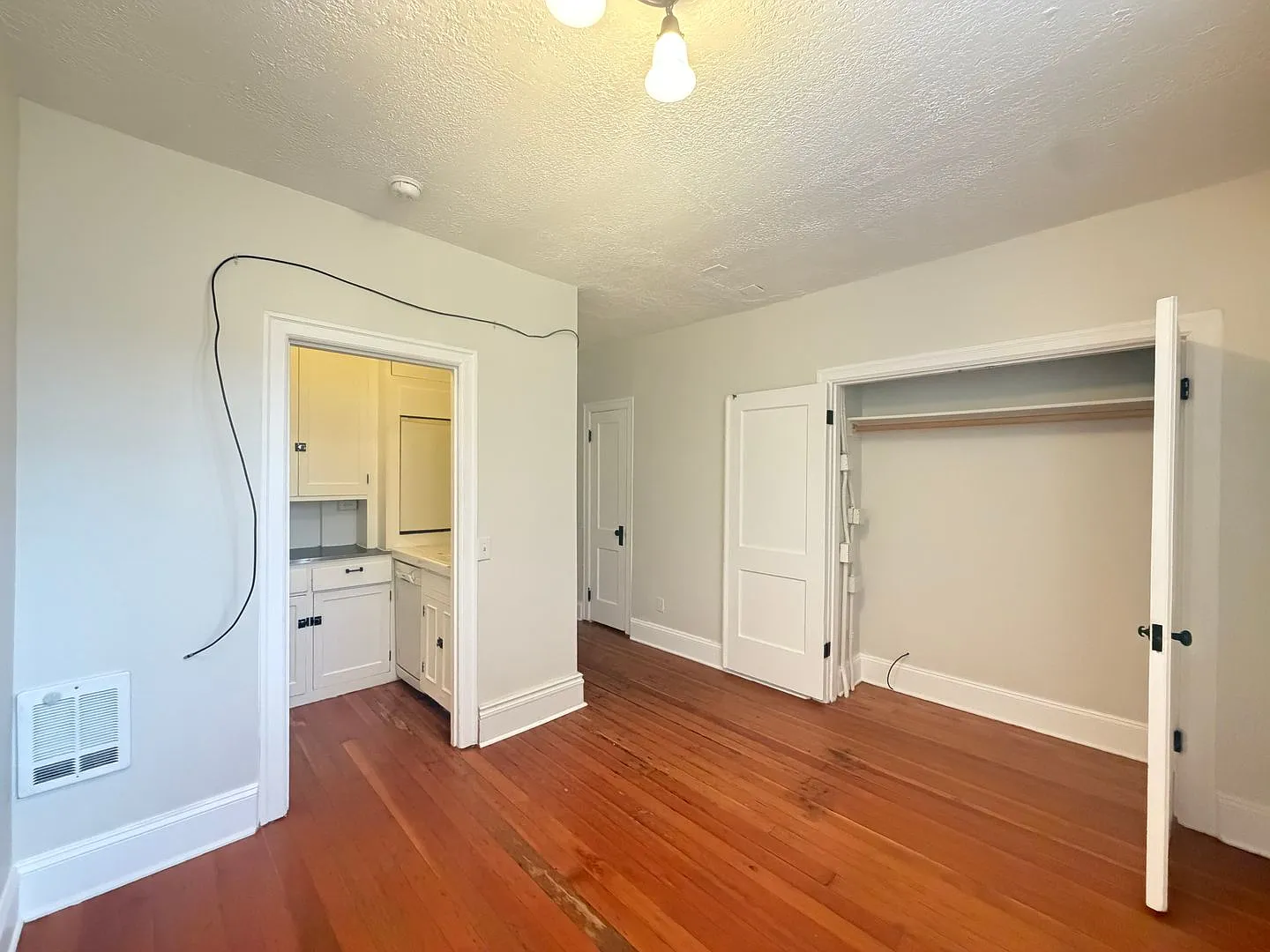 Cozy Studio Centrally Located in Downtown Portland! One Month Free For August Move In! — Photo 3