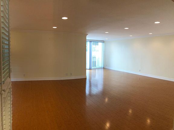 3rd image of 5301 Balboa Blvd Unit L9