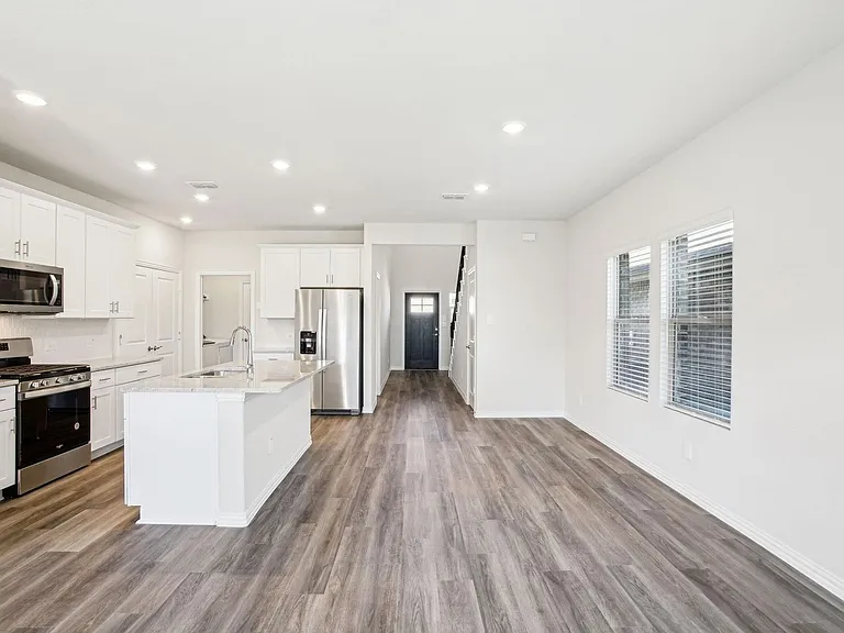 516 Ezra Ln — Photo 4