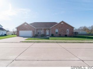 612 N Creek Xing, Trenton, IL 62293
