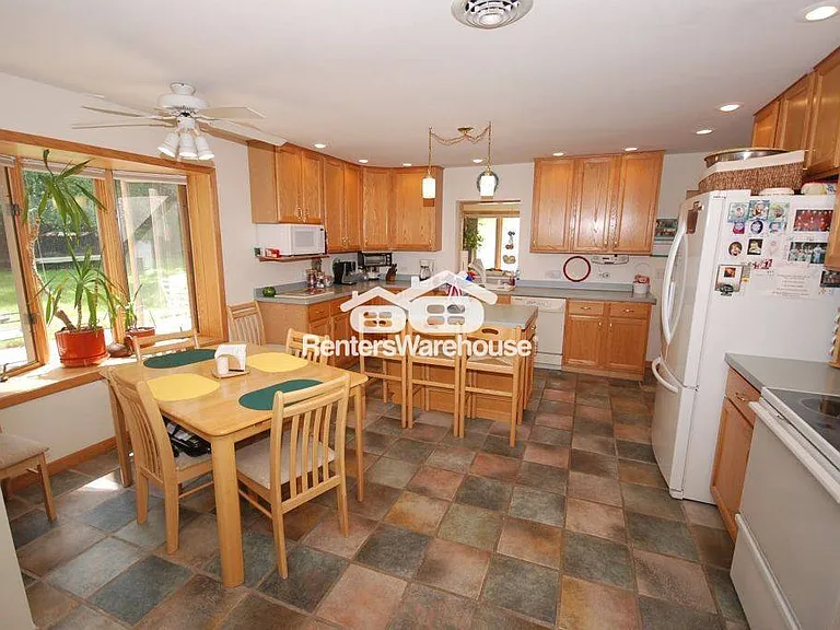2310 N Lake Dr — Photo 16