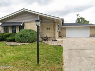 16457 Laura Ln, Oak Forest, IL