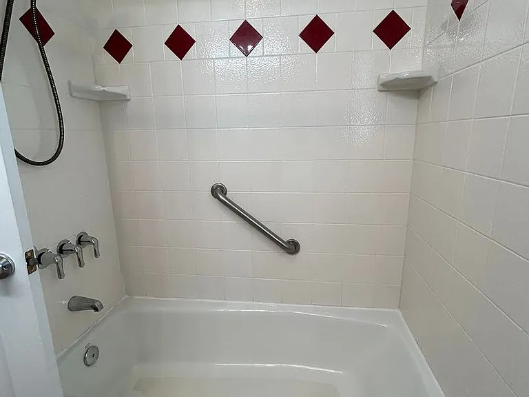 1115 Sanford Ave — Photo 8