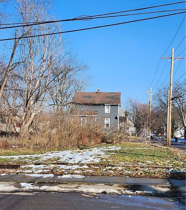 2nd image of 281 E Thornton St