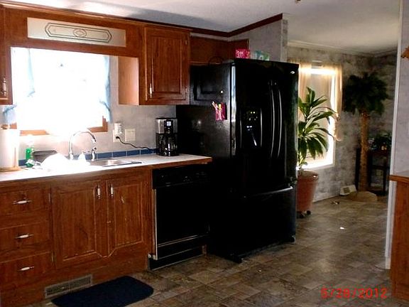 Kitchen w/breakfast area