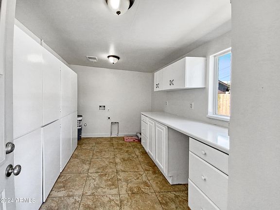 5th image of 703 S SPENCER --