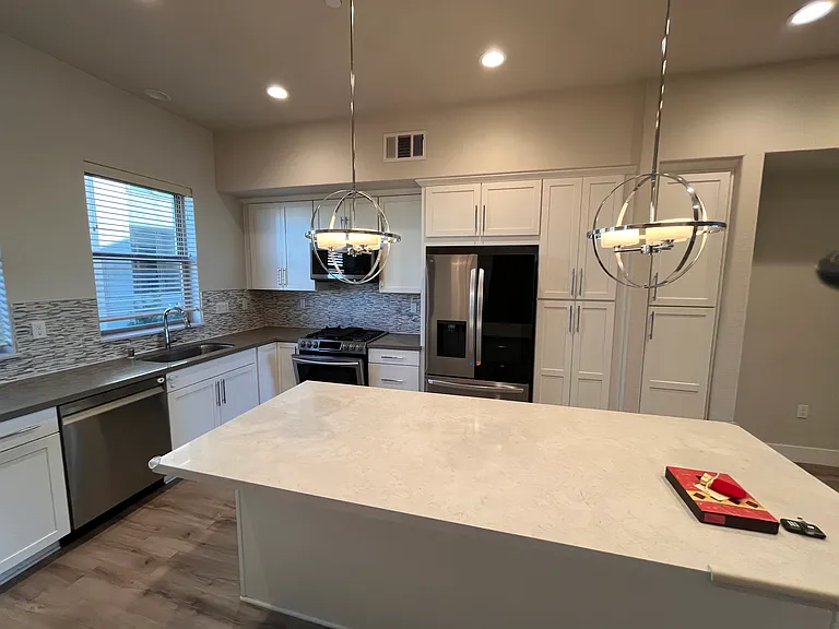 kitchen island with decorative lamps