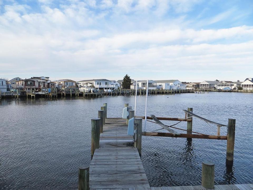 1st image of 214 Beachcomber Ln