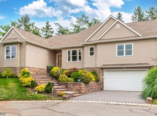 18 Post Oak Ct, Hamburg, NJ 07419