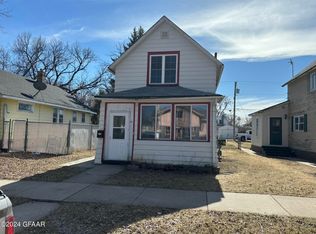 619 N 5th St, Grand Forks, ND 58203