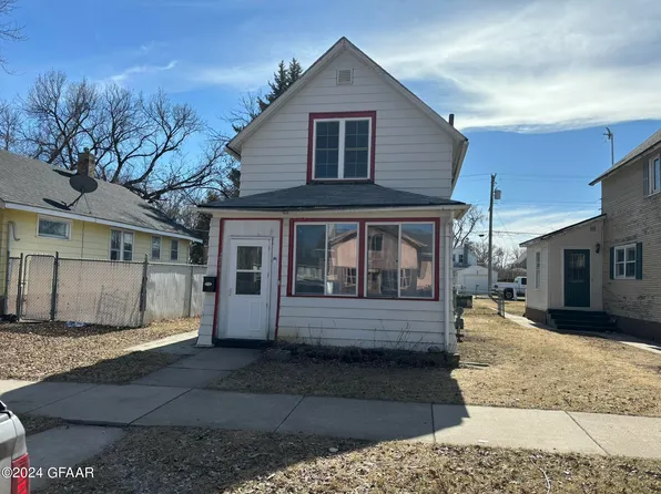 619 N 5th St, Grand Forks, ND 58203