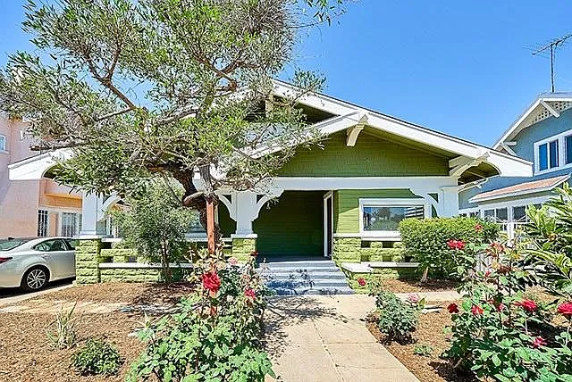 141 S Serrano Ave — Photo 2