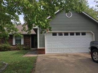 1204 N Douglas Dr, Claremore, OK 74017