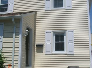 10 Frost Ln, Hewlett, NY 11557