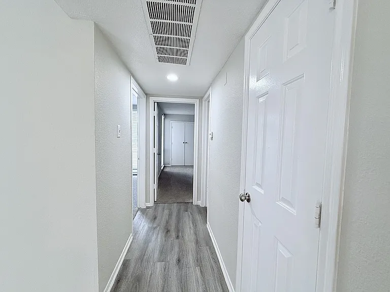 B1 - 2BD, 1BA - 894SF - Hallway