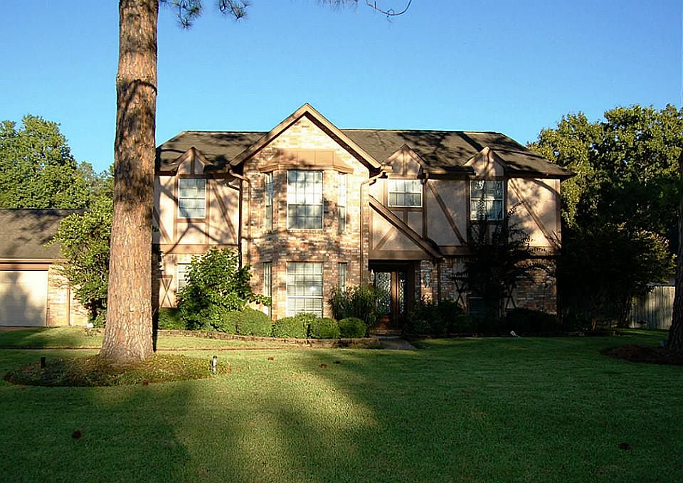 Beautiful home on huge lot tucked away in Katy.