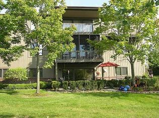 9826 Hawthorne Glen Dr, Grosse Ile, MI 48138