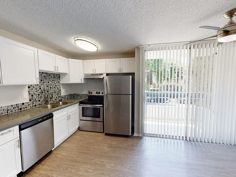 Wilshire Regency Apts. — Photo 16
