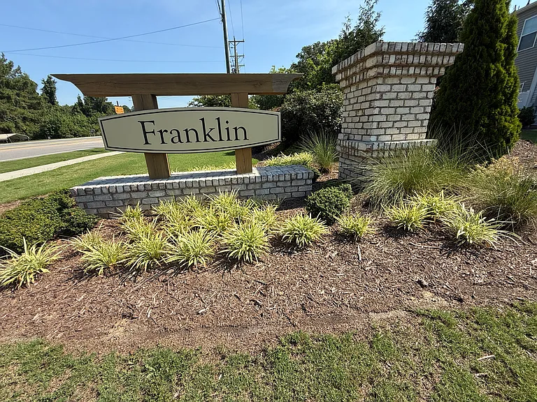 277 Paramount Dr — Photo 33