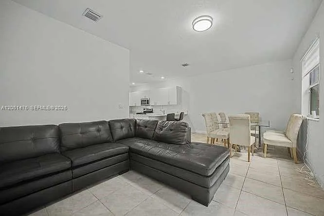 1020 SE 26th Ter — Photo 11