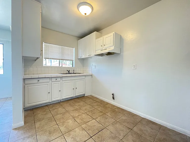 820 E C St — Photo 8